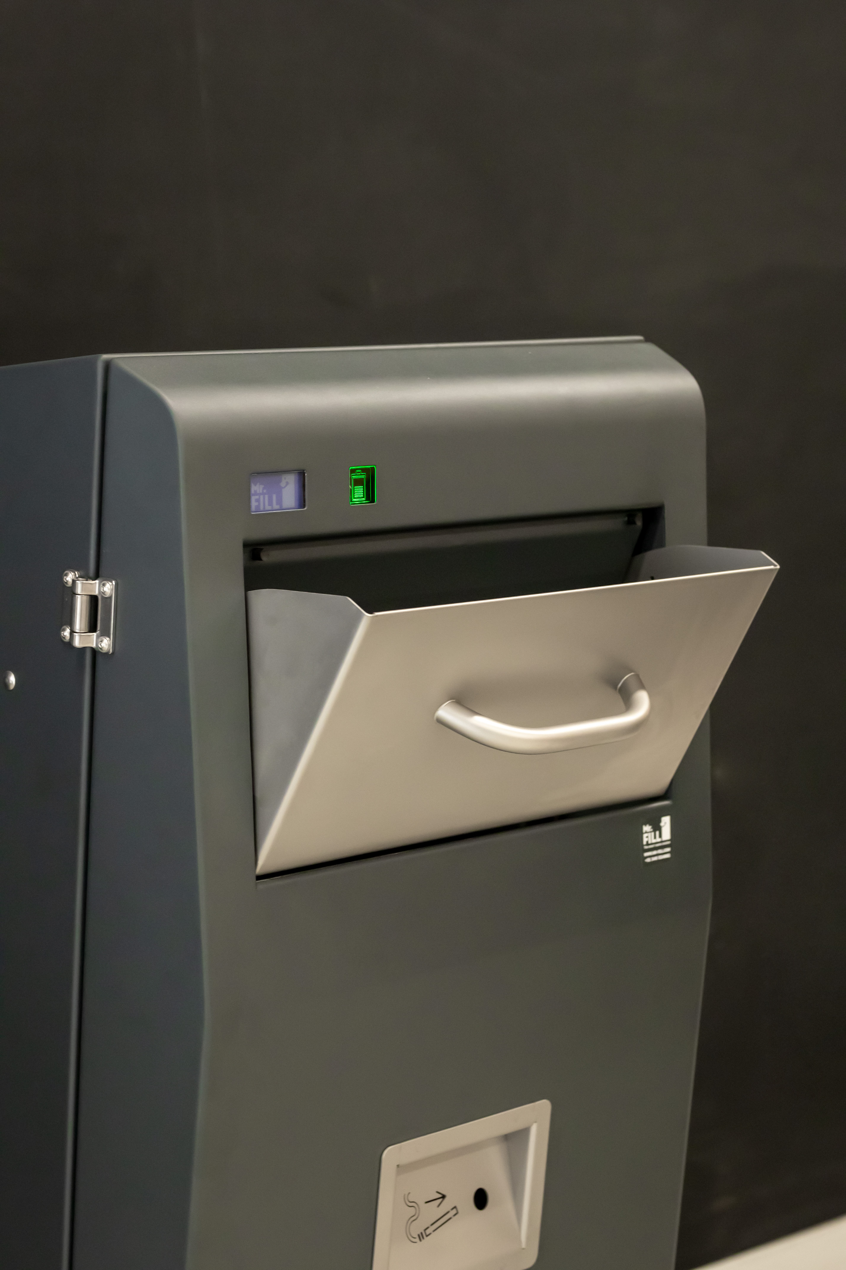 The display indicates if the bin is full or not, green = go ahead and throw your trash!  